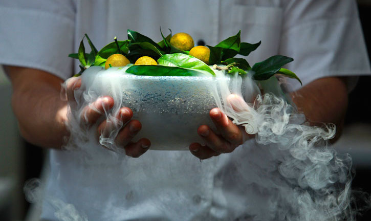 ギリシャのレストラン Funky Gourmet からオレンジエクスプロージョン。 molecularrecipes.com より。