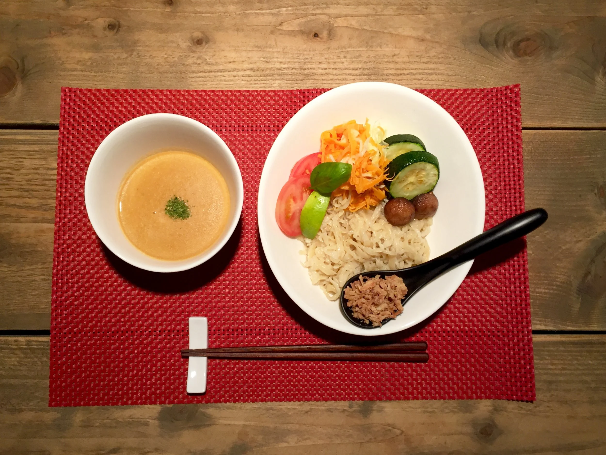 Men Impossible お好みでマー油、ラー油、ビーツミックスジュース を選んで麺に添えます。