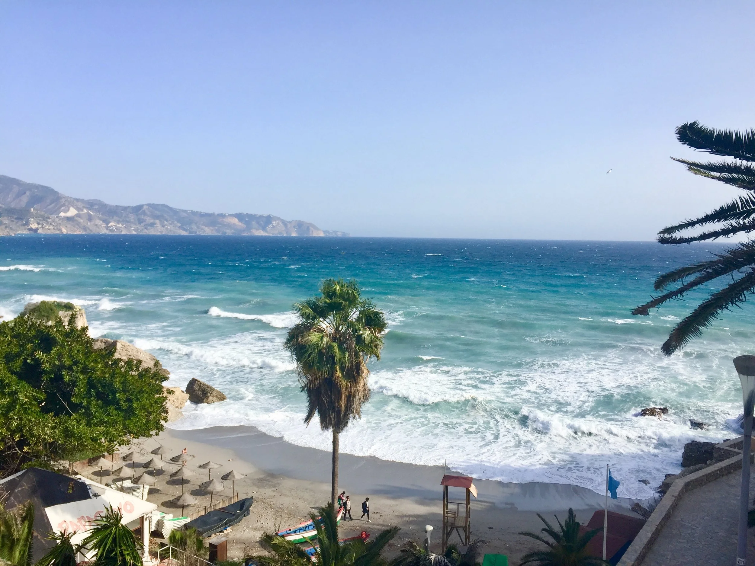 Costa TropicanaコスタトロピカーナのBalcon de Europe、Nerjaの海岸。冬でも観光客でにぎわっている。