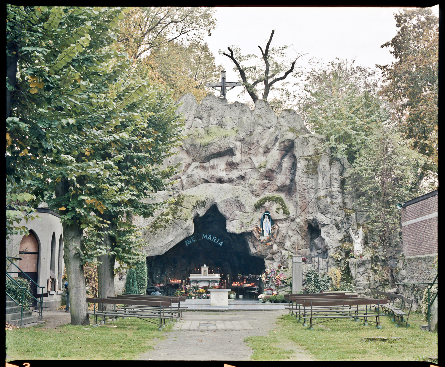   immaculées conceptions belgium, 2011     In the early 20th century, Saint Mary devotion exploded in Belgium. The Beauraing and Banneux apparitions in the middle of the 30’s economic crisis fascinated the crowds. Thousand of Lady of Lourdes Grotto w