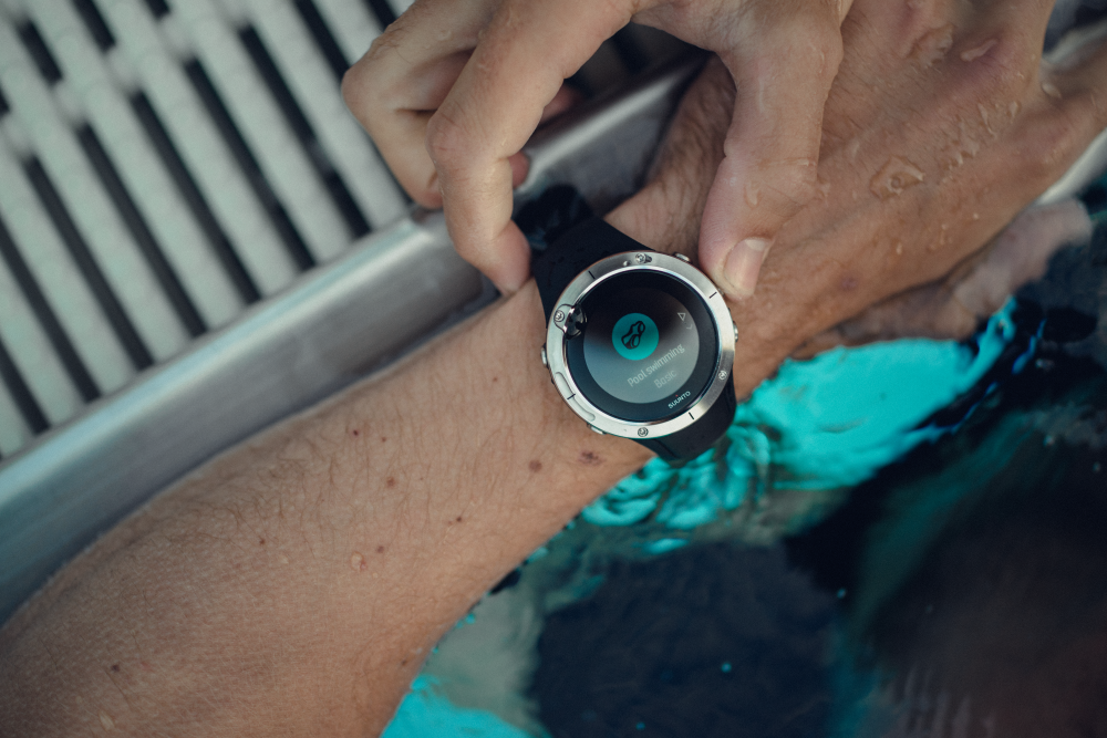 Suunto_Spartan_Trainer_WHR_Steel_product_on_wrist_Swimming.png