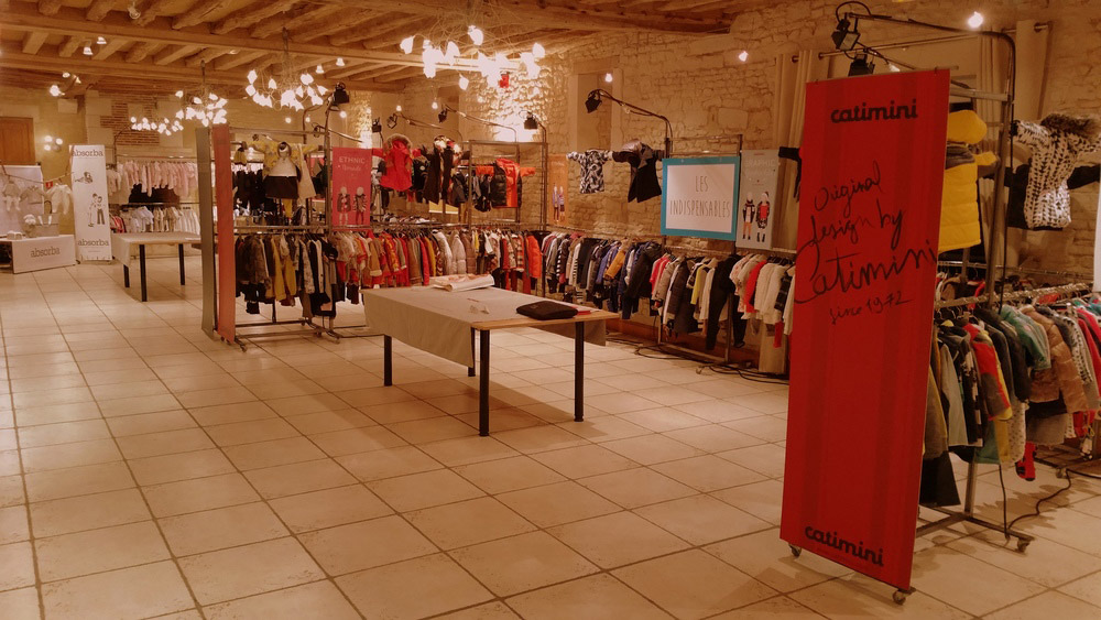 Exposition de vêtements dans notre salle de réception Louis XV