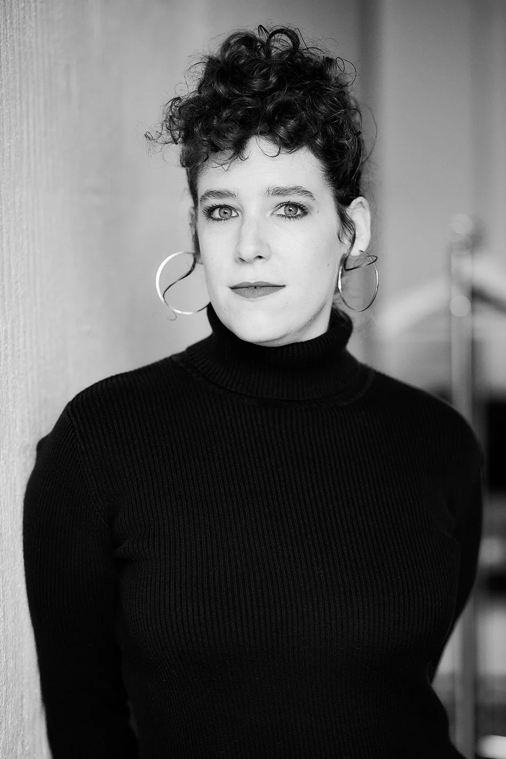 Künstlerinnen Portrait im Studio mit Tageslicht