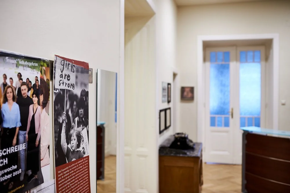 Empfangsraum der Anwaltskanzlei von Klaar&Marshall mit Poster an der Wand