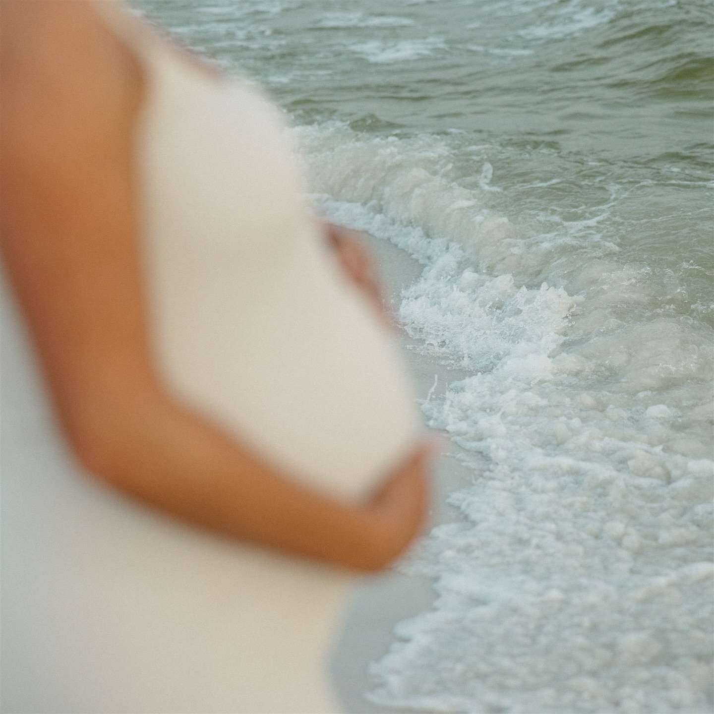 &bull; MOTHER NATURE &bull; The waves curved behind this Mama&rsquo;s belly and even the moon had a pregnant belly shape. Even the natural world was celebrating this new little soul waiting to join us Earth side.

#kaylanicolephotos #exploretocreate 