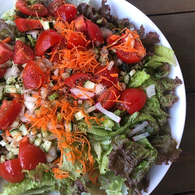 Keeping it simple and eating big salads all week in this heat with all the local goodness from the farmers market: cukes, radishes, celery, shredded carrots, onions, greens, tomatoes + 🥑 and the NtF 14-day Reset homemade Italian dressing. Swapping o