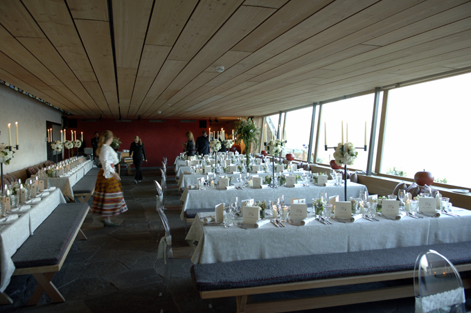 Clubrestaurant als Festsaal mit Brokattischtüchern