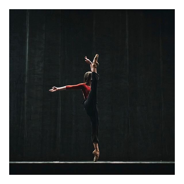 @rekagyulai making @calballet rehearsals under the work lights look like its own kind of performance. Merde for tonight&rsquo;s final show ✨ &copy; Sam Zauscher, #dance #ballet #pointe #bunhead #ballerina #dancer #werk #sandiego #gaslamp #twb #septim