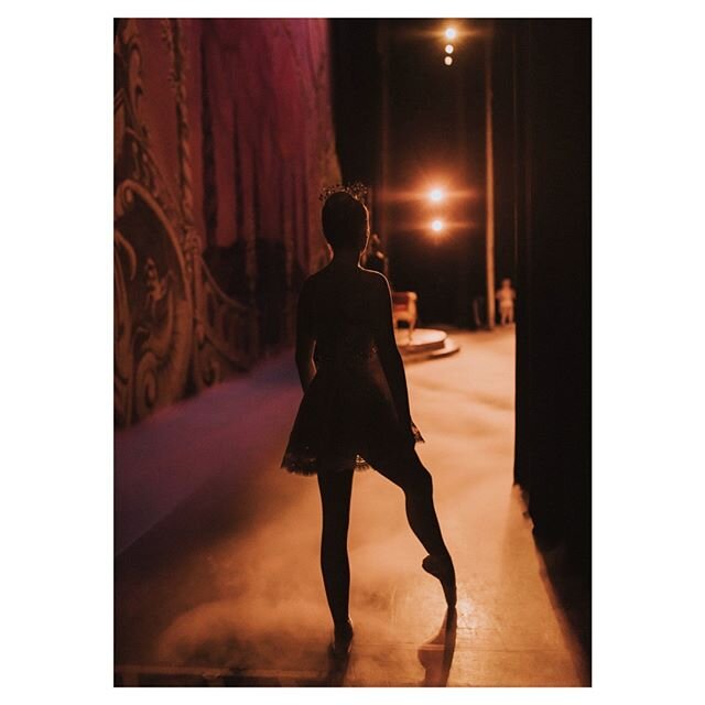 Lights, curtain, and that magical feeling right before going on stage. ✨#thebest #tututuesday #tfw⠀⠀⠀⠀⠀⠀⠀⠀⠀
⠀⠀⠀⠀⠀⠀⠀⠀⠀
@miranda_giles in the wings as Dewdrop for @californiaballet 's The Nutcracker. &copy; Sam Zauscher @society_house #dance #worldwide