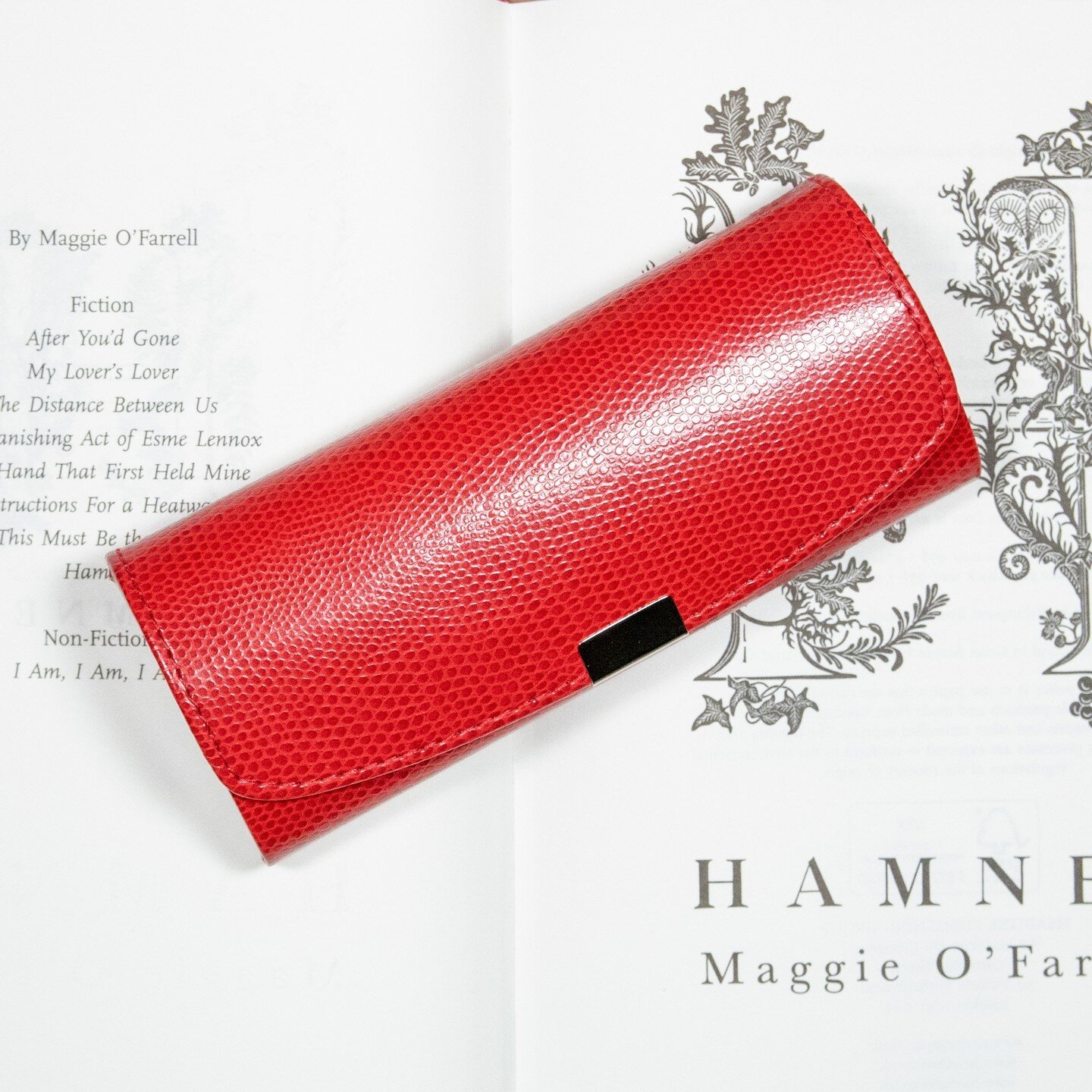 Protect your reading glasses in the stylish red FLAPPER case ❤️⁠
⁠
Designed with a trendy lizard skin finish, an exceptionally soft interior liner and a press stud closure.⁠
⁠
Available in 3 fashionable colours - red, tan and charcoal.⁠
⁠
Take a look
