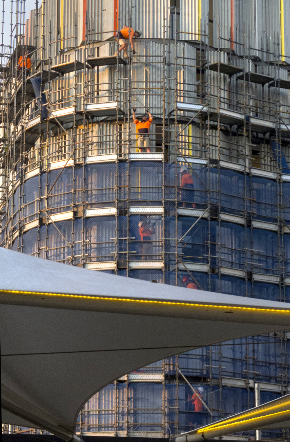  Manually dismantling scaffolding. 