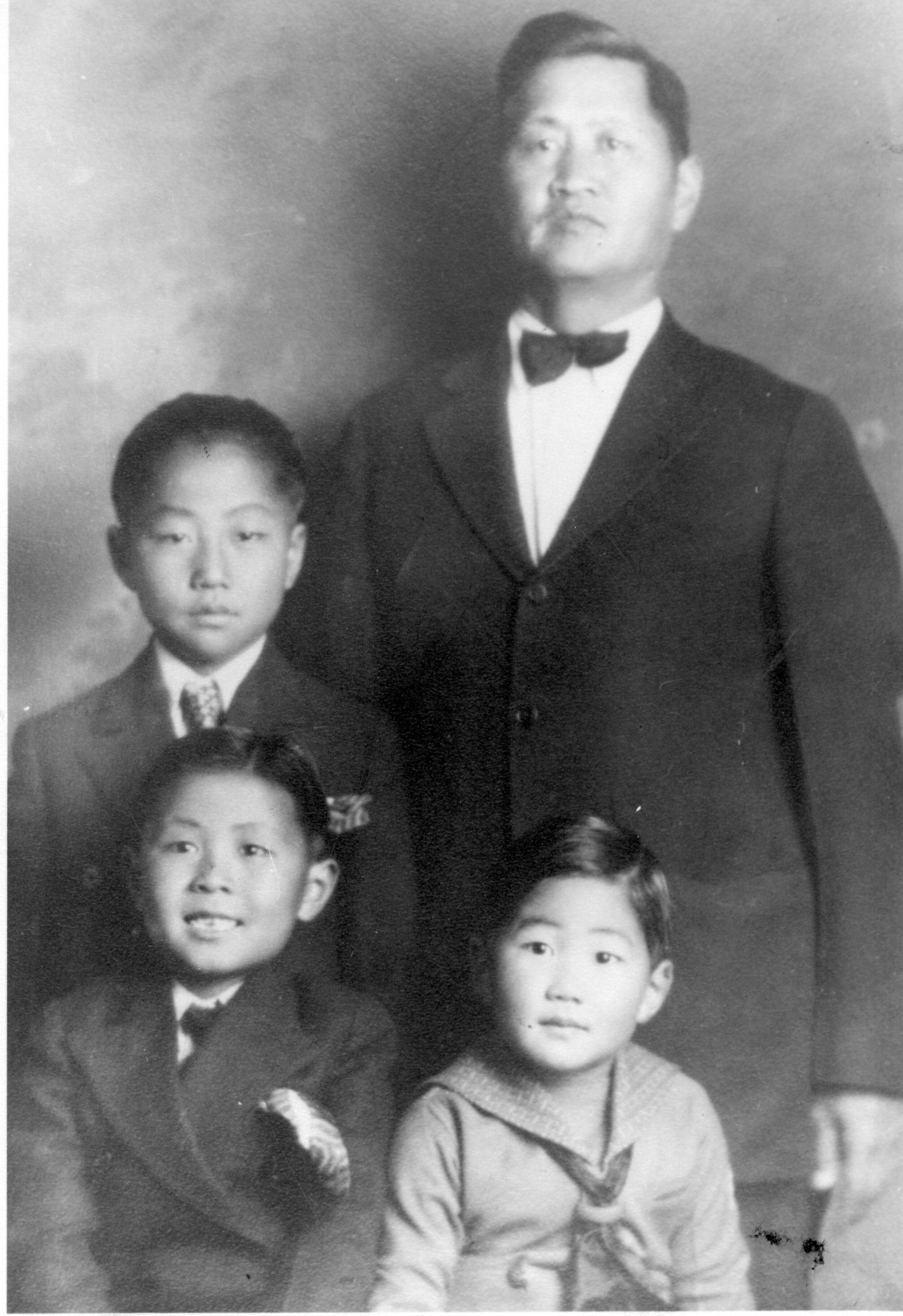 Kyeng_Bo_Kim_and_his_three_eldest_sons.jpg