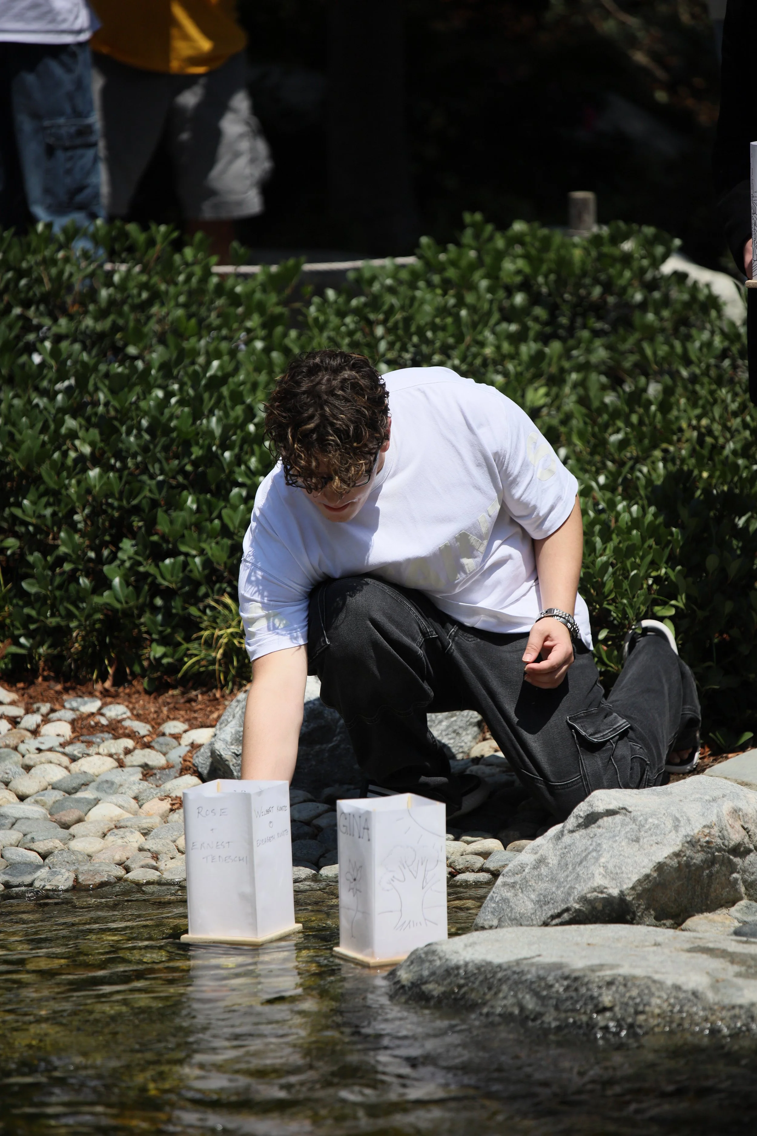 man releasing toro nagashi lantern 6.JPG