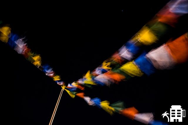 Prayer flags on the rooftop, its a beautiful night to be out. #quecheverepr #rincon #nightlife #tibetanprayerflags #prayerflags #wind #night #nightout #citylife #787 #puertorico #culture #tibet #puertoricolohacemejor #hotel #rooftop