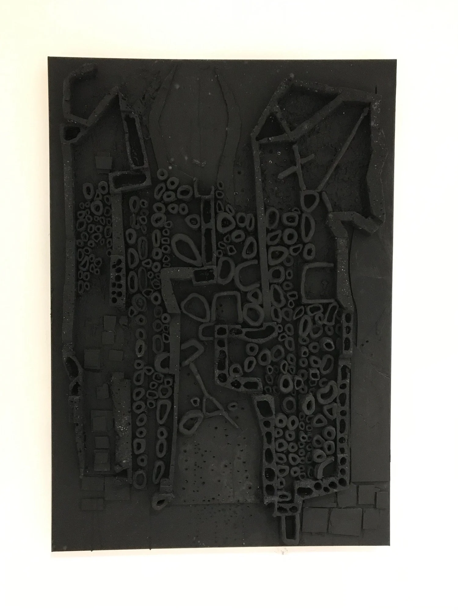 Lauriston Avery, Dove, 2019 — relieve monocromo negro de adhesivo de construcción, espuma expansiva, contrachapado y tierra sobre lienzo