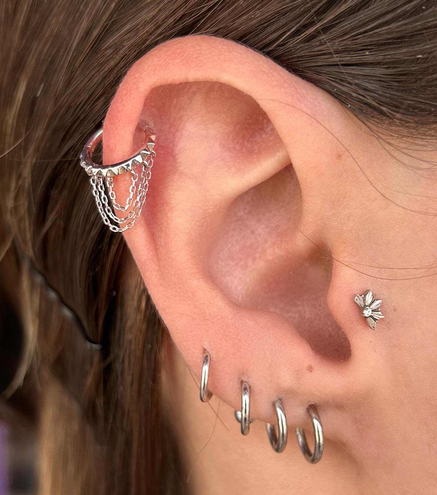 Helix upgrade by Ashley @piercedbyashley using Persephone from @buddhajewelryofficial✨

#nathans #nathanstattoosandpiercings #piercing #piercingreel #piercingidea #piercingjewelry #helixpiercing #cartilagepiercing #losangelespiercing #LApiercing #pie