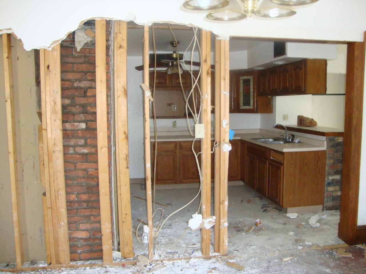 1050 Walsh Kitchen - before
