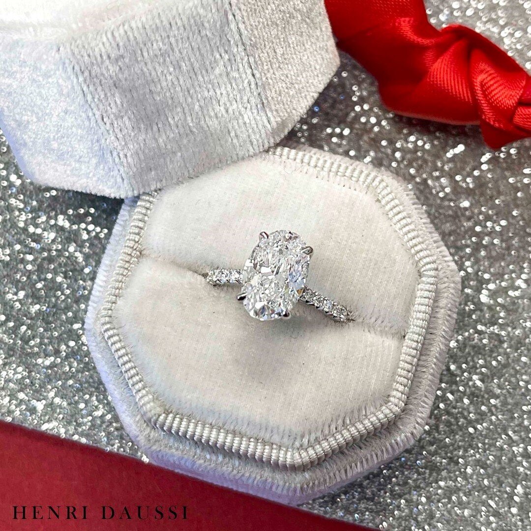 Tis the season to sparkle. Happy December!✨
 
#gmgjewellers #HenriDaussi #DaussiDiamonds #Diamonds #Armonk #Jewelry #DiamondJewelry #DiamondRing #DiamondBand #EngagementRing #Cushion #Engaged #Rubies