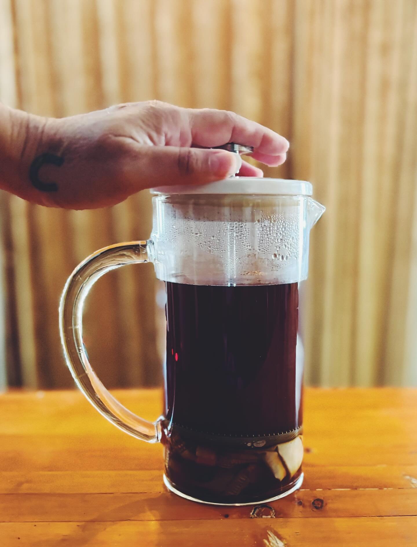 Filtered French Press?! Yesssss!! You asked, so we made&hellip;

&bull; Simply fill and drop
&bull; Steep
&bull; Press
&bull; Rinse and Repeat 

Easy Peasy French Pressy ✌️

#frenchpresscoffee #coffeesockpressfilter #coffeesock #reusablecoffeefilter 