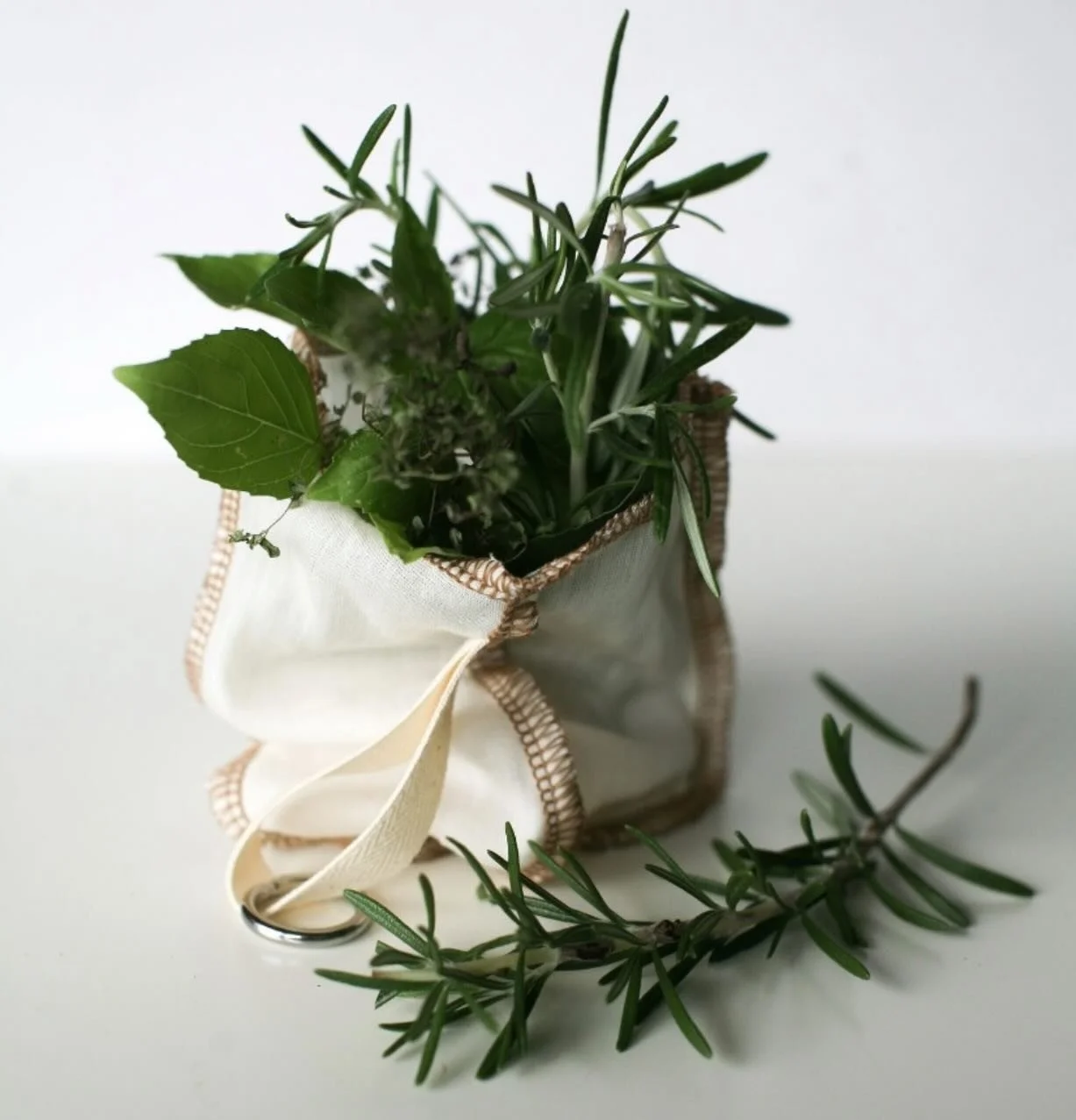 ✨New Recipe: Citrus herb healing tonic
Whether it&rsquo;s the sniffles, a scratchy throat, or something a bit more existential, we could all use a healing brew from time to time. This adaptable recipe uses the fruit and herbs you have on hand&mdash;o