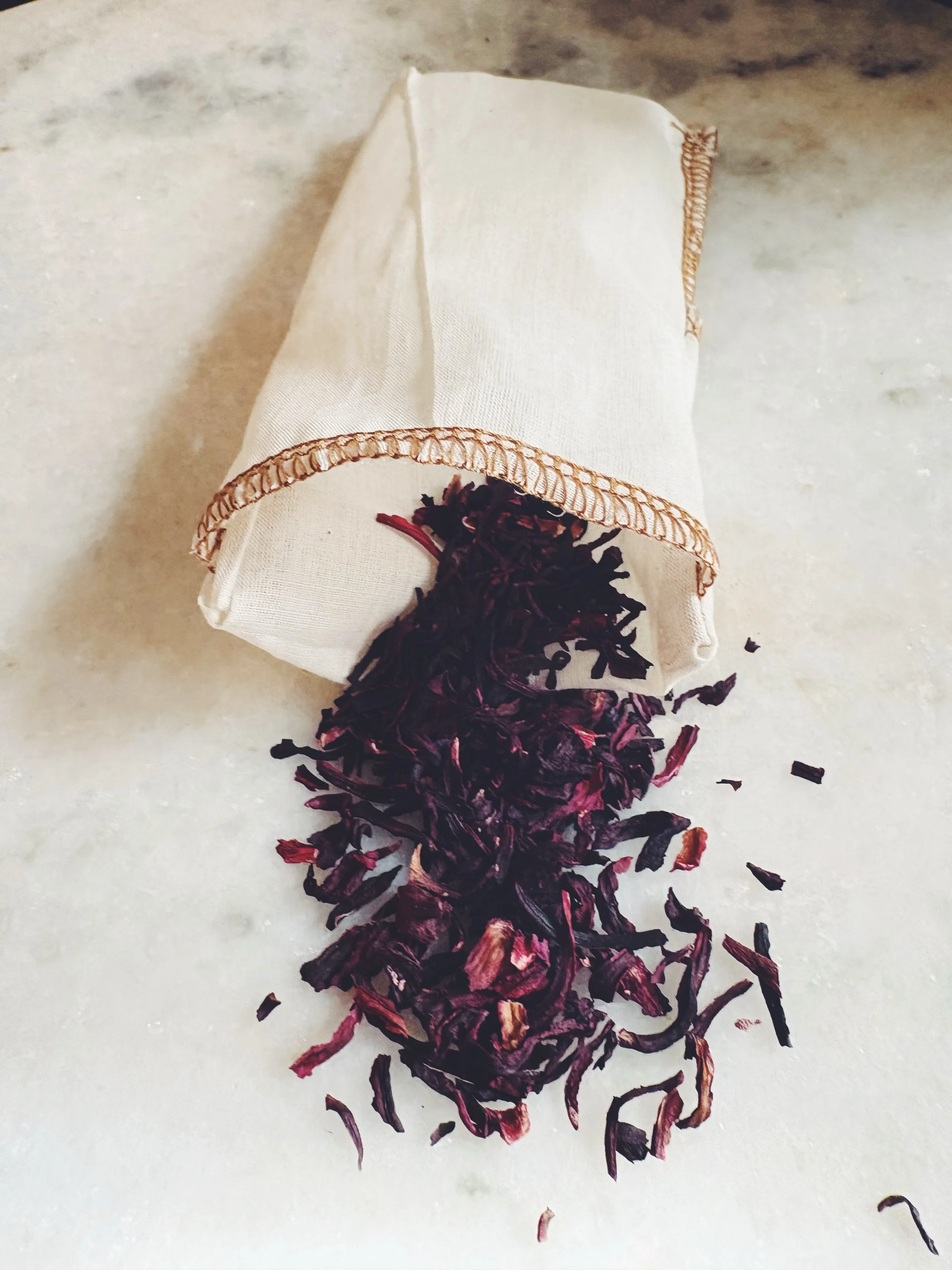 New blog: The powerful properties of hibiscus tea 🌺
Hibiscus tea is as beautiful as it is powerful. High in antioxidants with well documented health benefits, it also tastes wonderful hot or cold and looks gorgeous, too. It may be a perfect drink. R