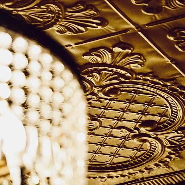 Golden Era Lounge, est. 1887, Nevada City, CA. One of the prettiest tin ceilings in the west.
.
.
.
#saloon #bar #tavern #nevadacity #goldenera #goldrush @goldeneralounge