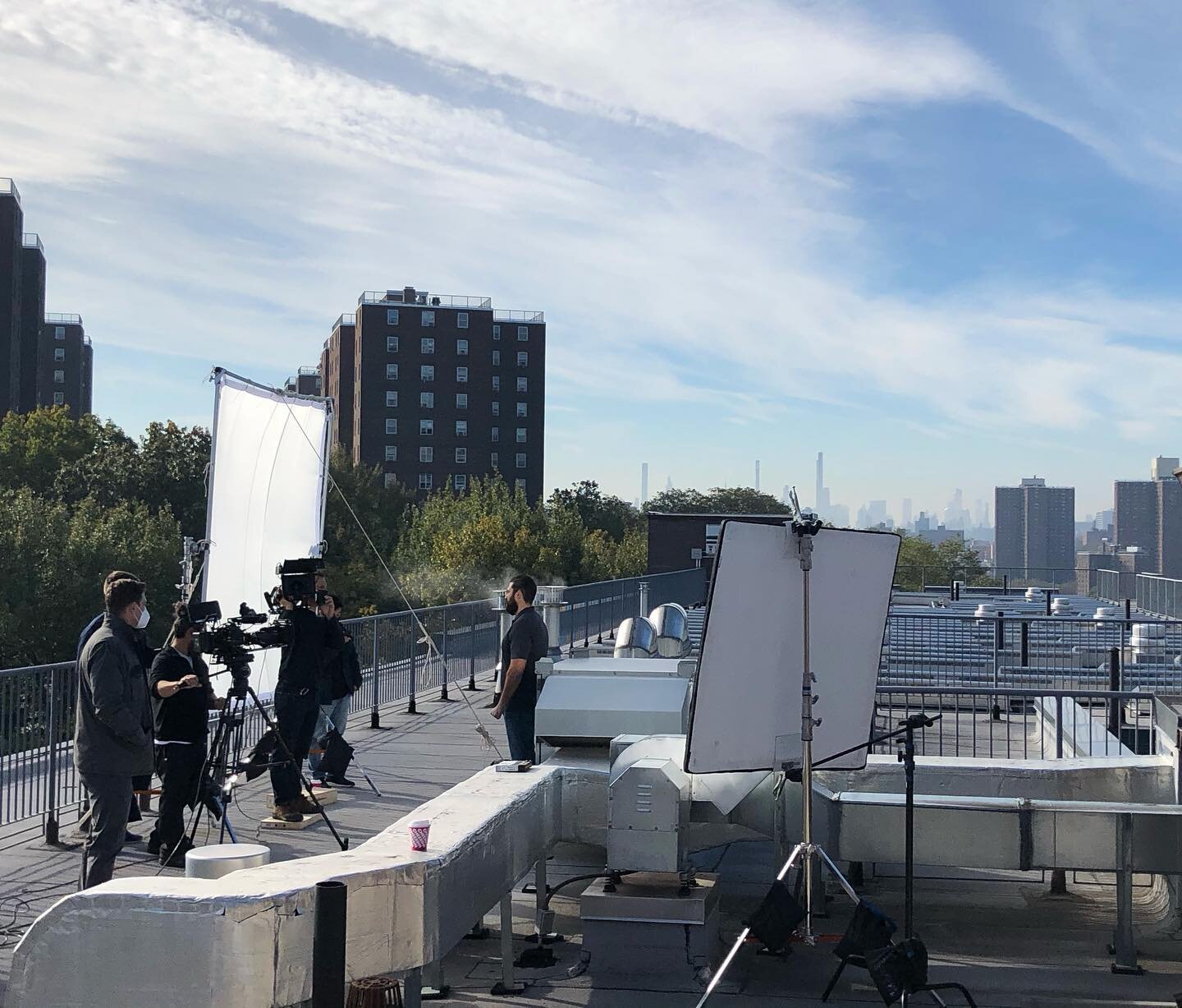 Rooftop shooting with a great crew and some natural light.
#gaffer #grip #lighting #setlighting #8x8 # #bounceboard #griplife #setlife #rooftopviews #bronx #masklife #wearamask #washyourhands 

@lights_camera_manny @tom_fanelle @geoffcelis @redsummit