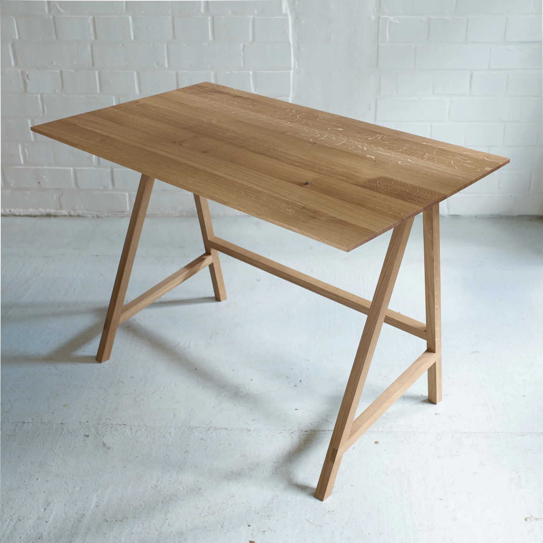 ML56421_Desk01_02.jpg