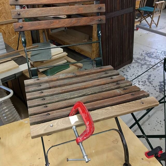 Ik herstel tuinmeubels meestal met hout uit andere, oude/kapotte  tuinmeubels. Nieuwe teak is gewoon te duur (en niet noodzakelijk beter) Momenteel is de recyclage-teak op. Donaties van oude kapotte banken en tafels zijn altijd welkom.

#realcycling