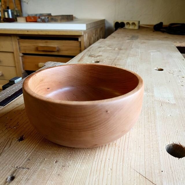 My third attempt at turning a bowl (nr 2 fell off the lathe this morning). I'm learning a lot and will try to turn at least one piece every week from now on until I am somewhat proficient. A long way to go but looking forward at getting better.

Also
