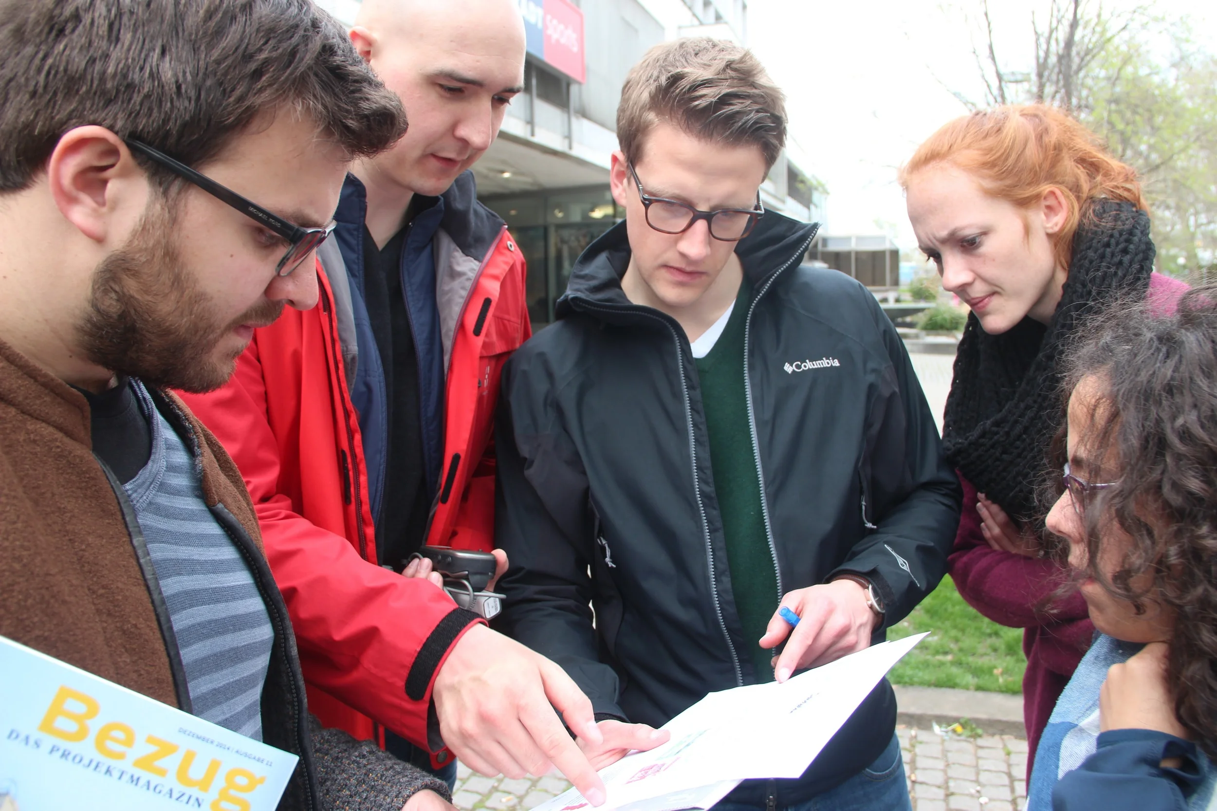 gRUPPE BEIM RÄTSELN BEIM GEOCACHING TEAMEVENT IN STUTTGART