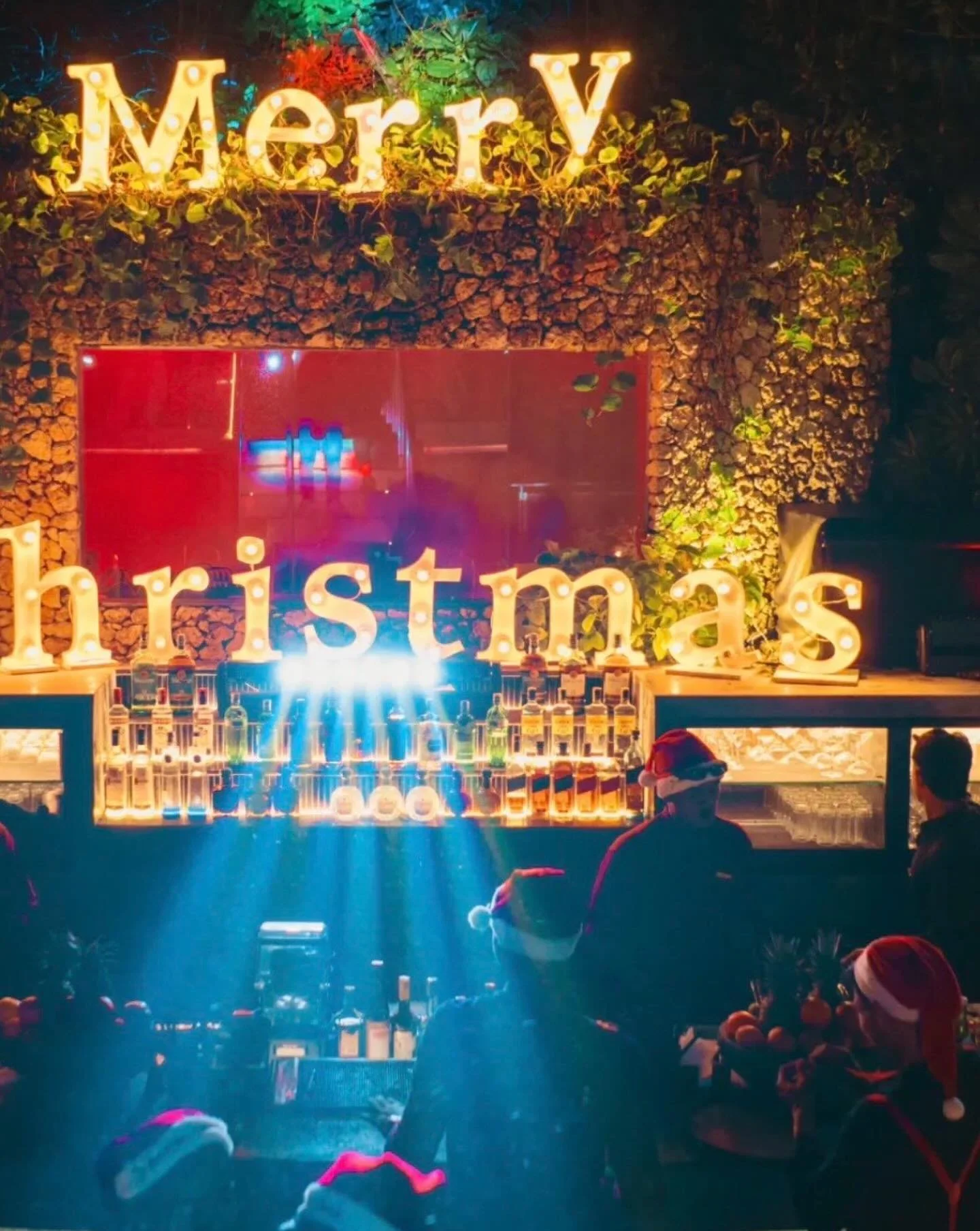 Merry Christmas! 
Christmas party at Rock Bar. Ayana Resort. How about a guest DJ, an enchanting magician and dance show?  See our site for the review in summertime.

#FamilyTravel #LuxuryFamilyTravel #TravelWithKids #ExploreMore #FamilyVacation 
Pho