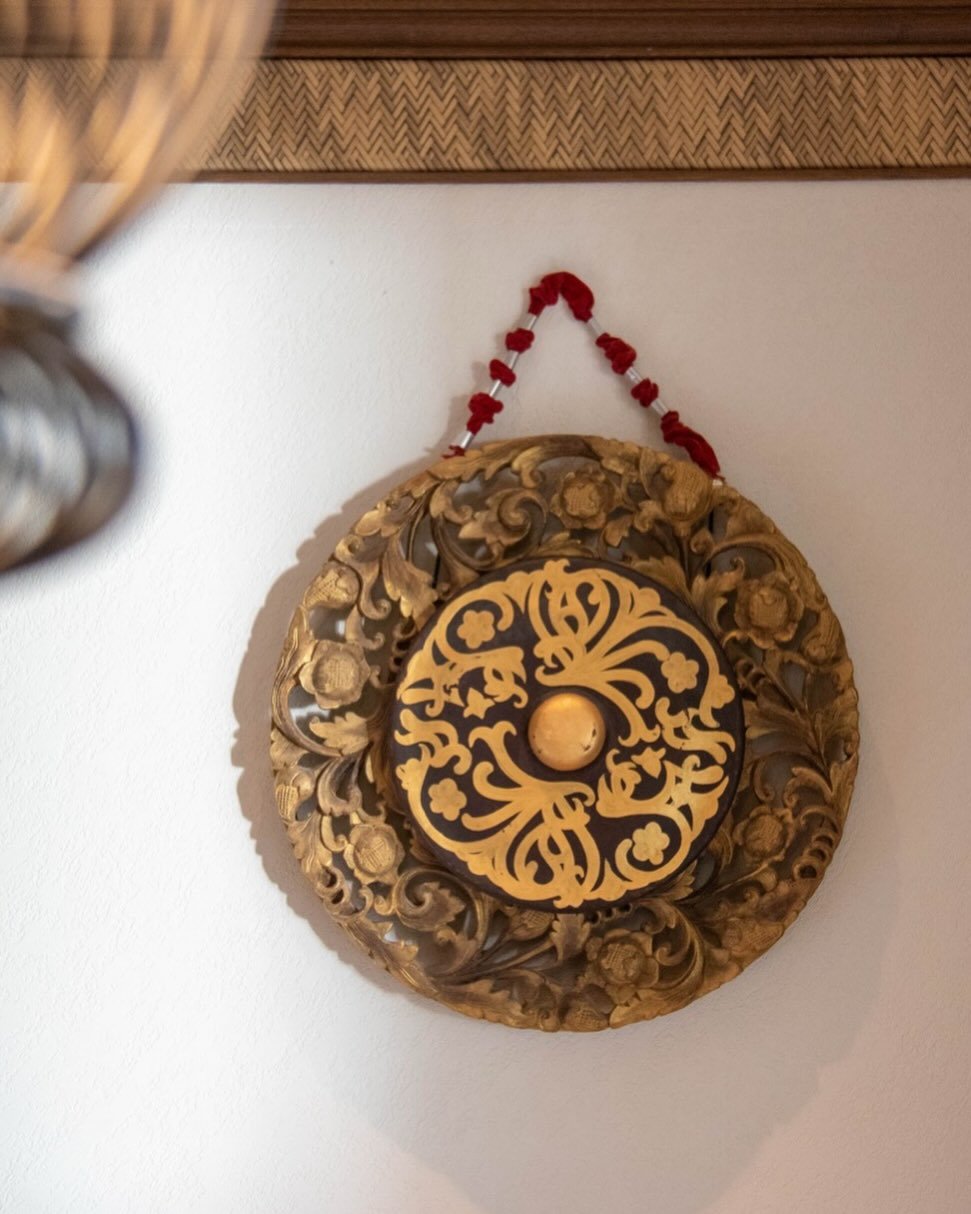 All over the Ayana resort Bali we find amazing artwork. See our site for the review. 

#FamilyTravel #LuxuryFamilyTravel #TravelWithKids #ExploreMore #FamilyVacation #culturaladventures #luxurylifestyle #luxurytravel #luxuryresort #luxuryhotels #indo