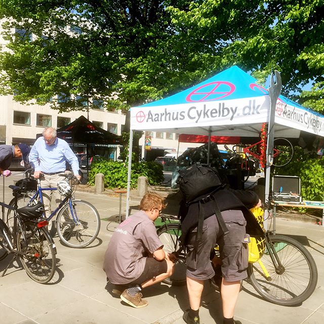 It has been a good day for cyclists in Aarhus. Free of charge they could pop by the Town square and get their bikes fixed. And we are proud, it's our very own bike mechanic and bike messenger who attended the event ✌🏼️