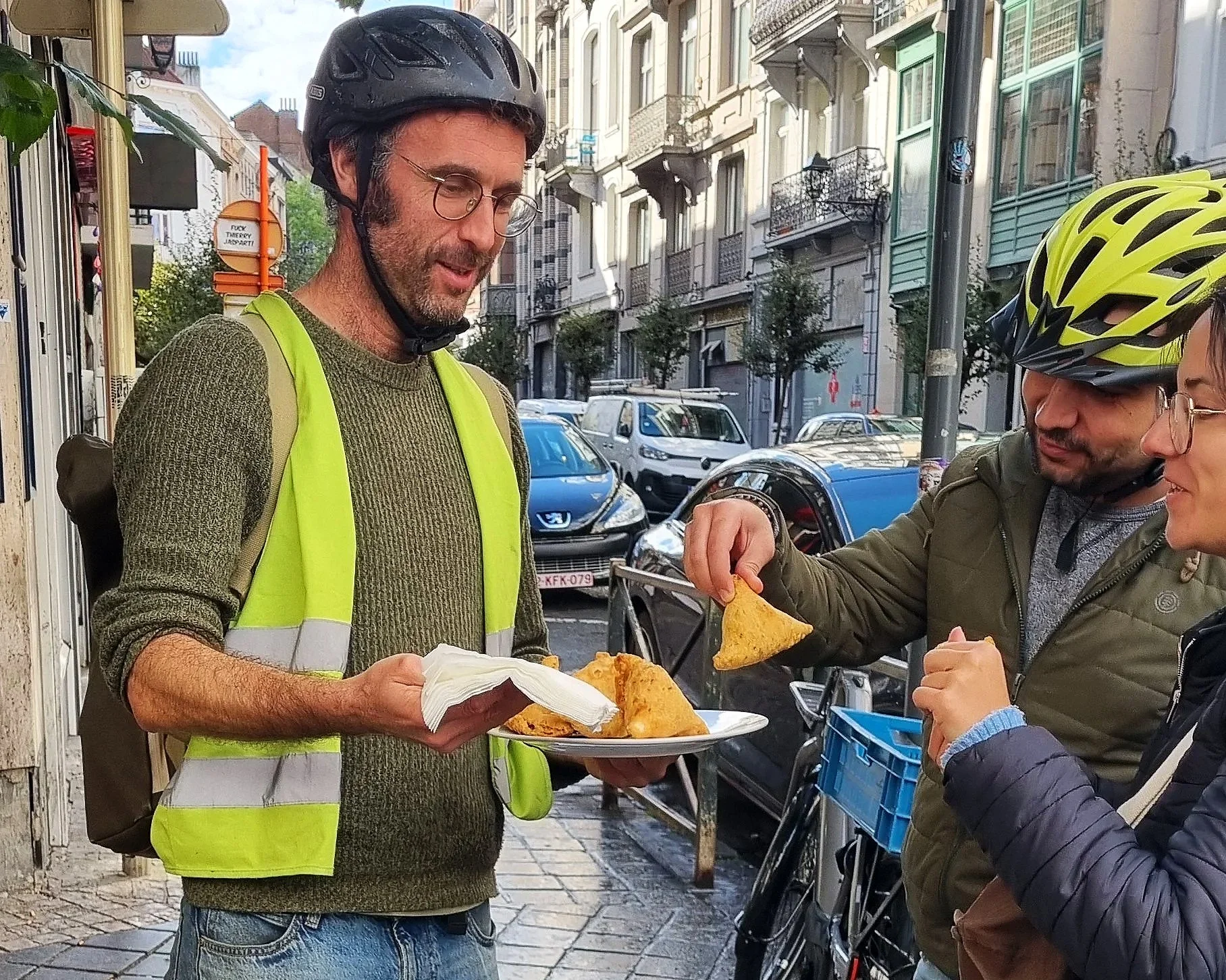 Gids deelt proevertjes uit tijdens gegidste fietstocht in brussel