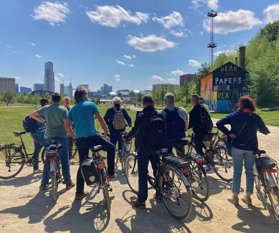 Een groep mensen is op teambuilding in Brussel. Ze volgen een privétour met de fiets met een Nederlandstalige gids in Brussel.