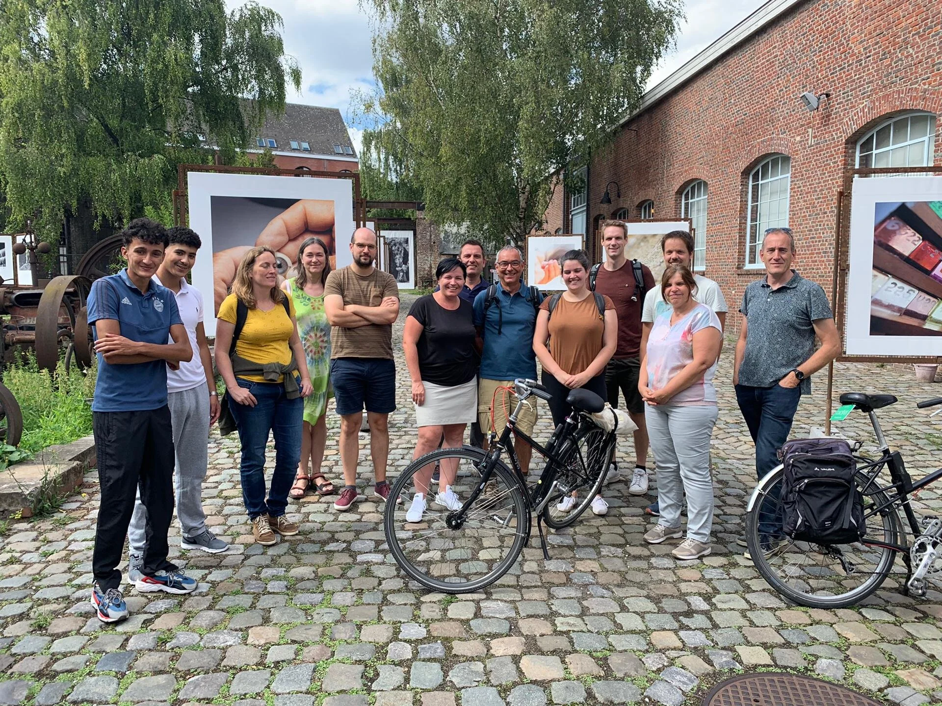 Deux jeunes de AJM/VMJ guident une première fois à travers Bruxelles à vélo. Lieu: La Fonderie, Molenbeek-Saint-Jean