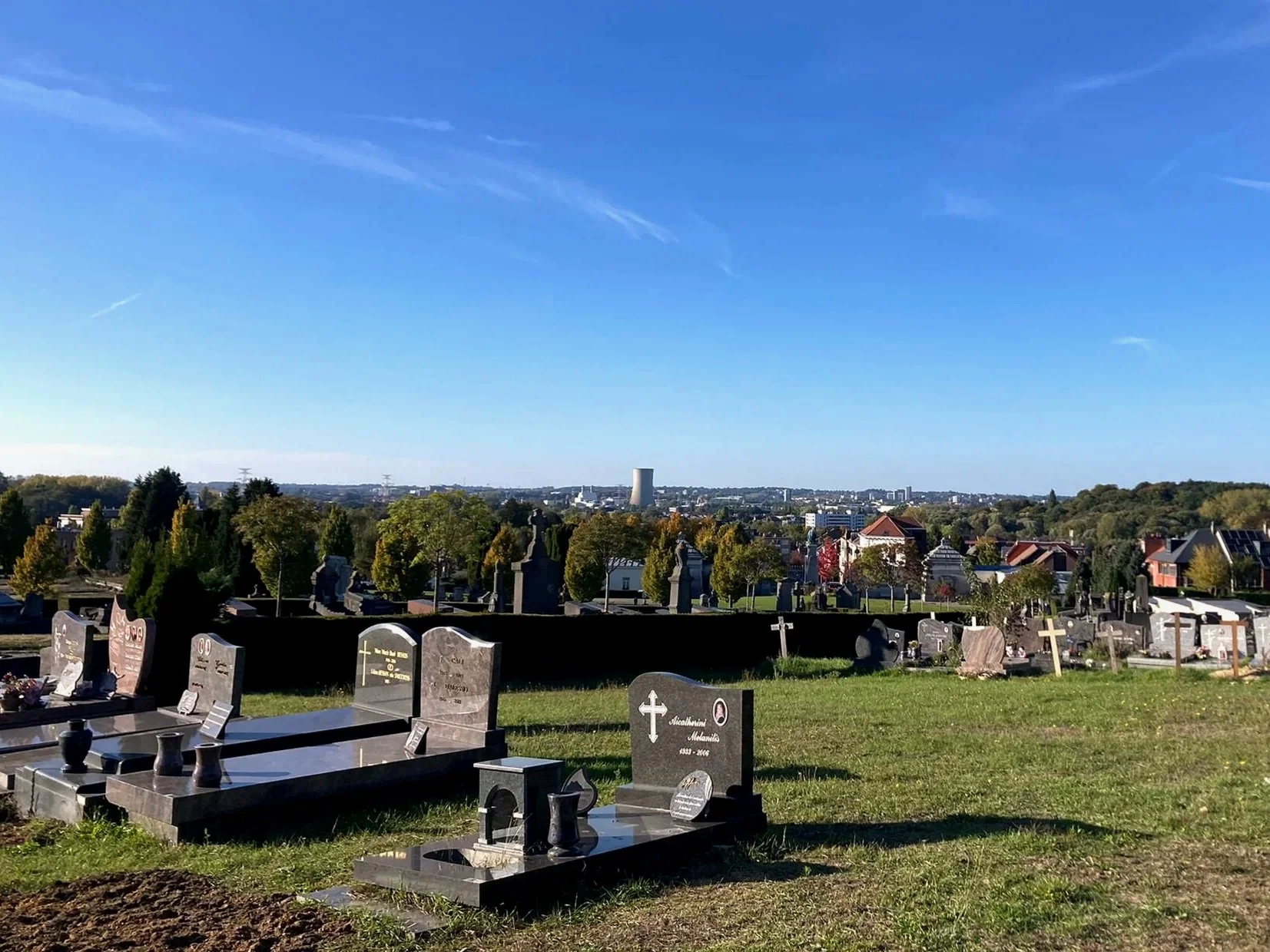 Cimetière et ciel bleu