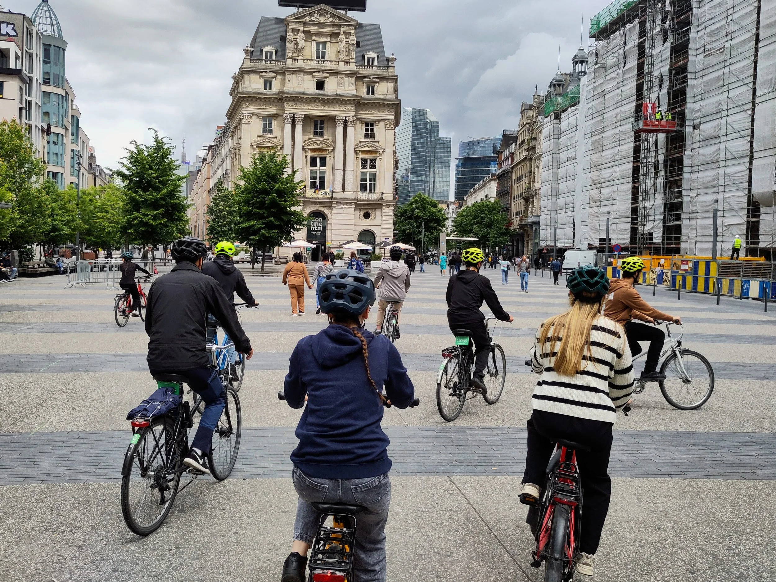 jongeren fietsen in Brussel tijdens gidstour