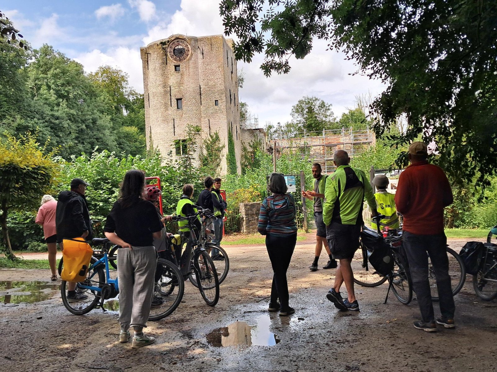 Groupe de cyclistes pendant le tour Dimanche à vélo de Cactus à Grimbergen