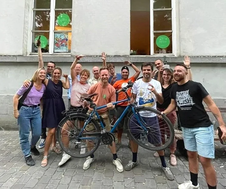 Groep enthousiaste fietsgidsen van Cactus in Brussel.