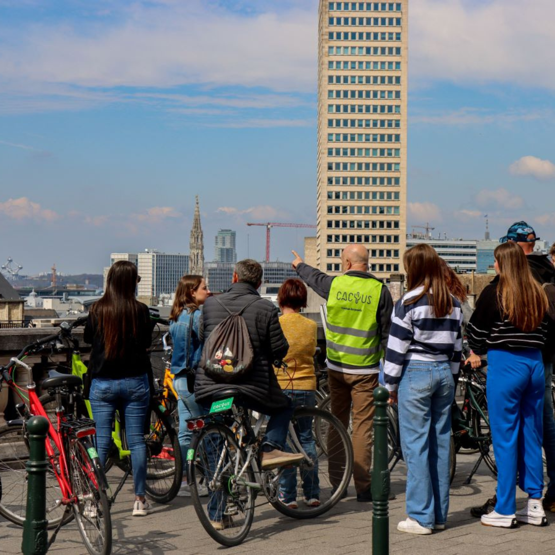 groupe de personnes visite Bruxelles à vélo, les incontournables et insolites