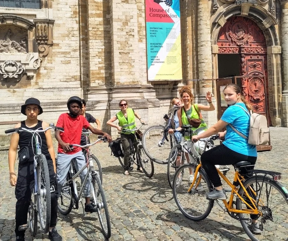 groep Brusselse jongeren doen mee aan een fietsproject van Cactus Brussel à vélo