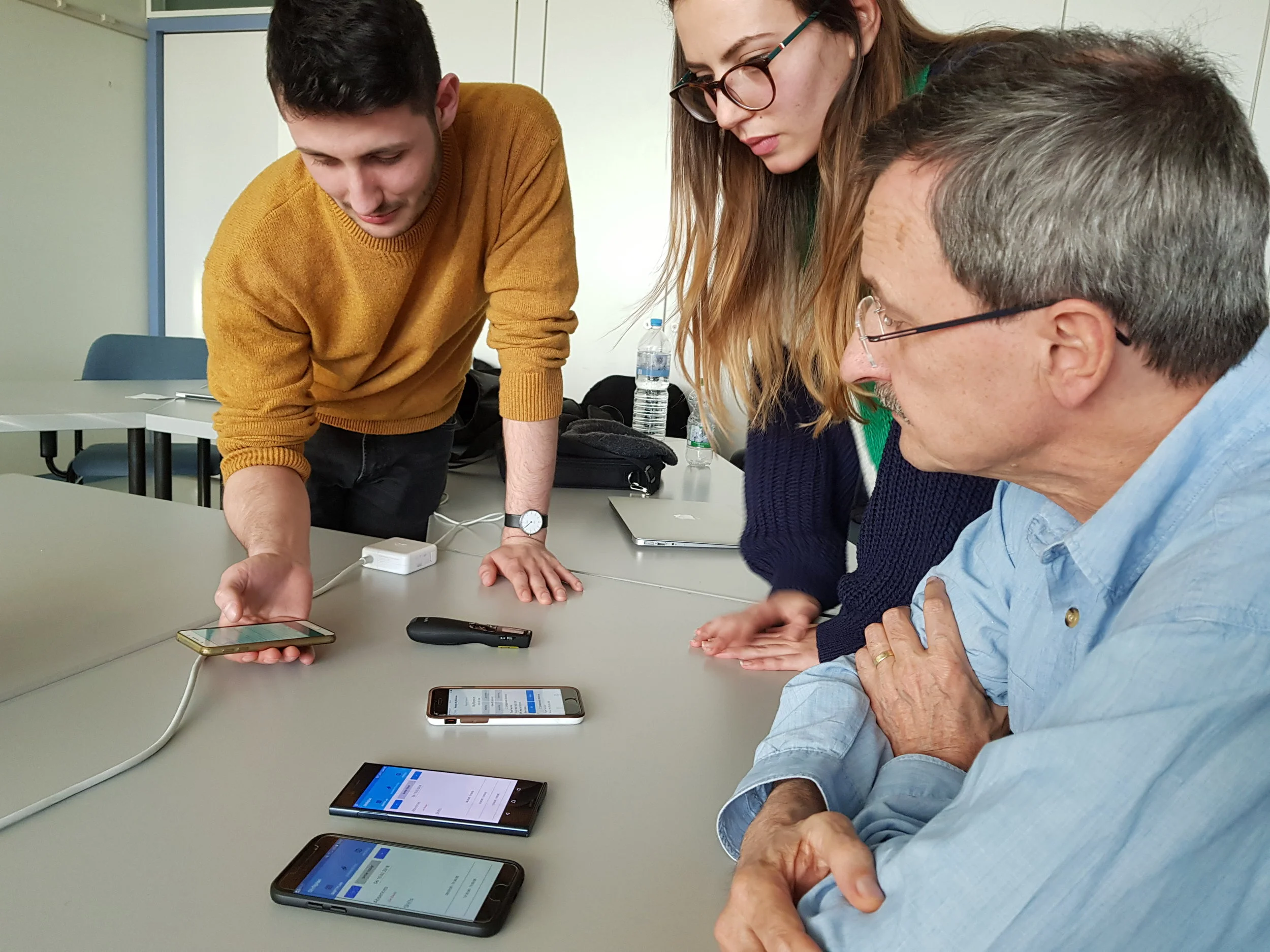 Prof. Dr. Walter F. Tichy lässt sich die Crossplattform App vorführen.