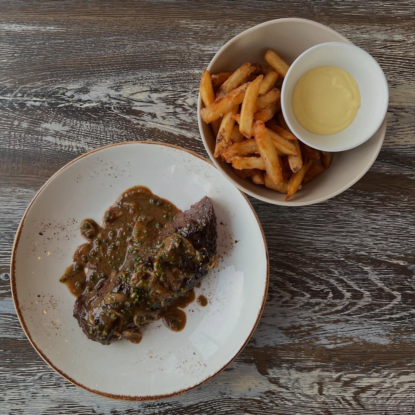 Hanger steak, cognac &amp; green peppercorn sauce, fries with smoked hollandaise #dinner #wheresthebeef #buckscountypa