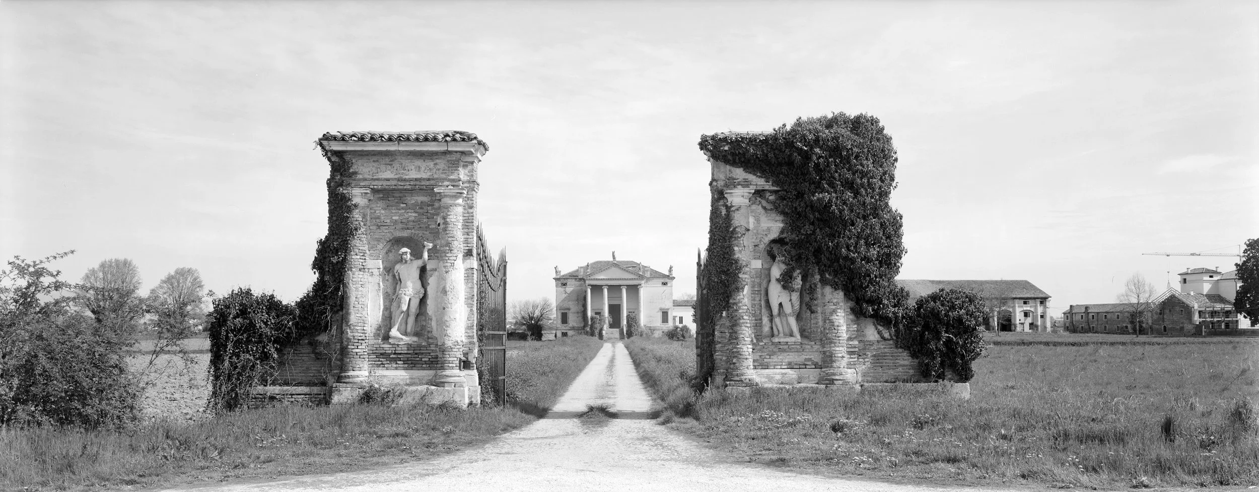 161-162 Villa Chiericati_IT25240_front gateway_2025.jpg
