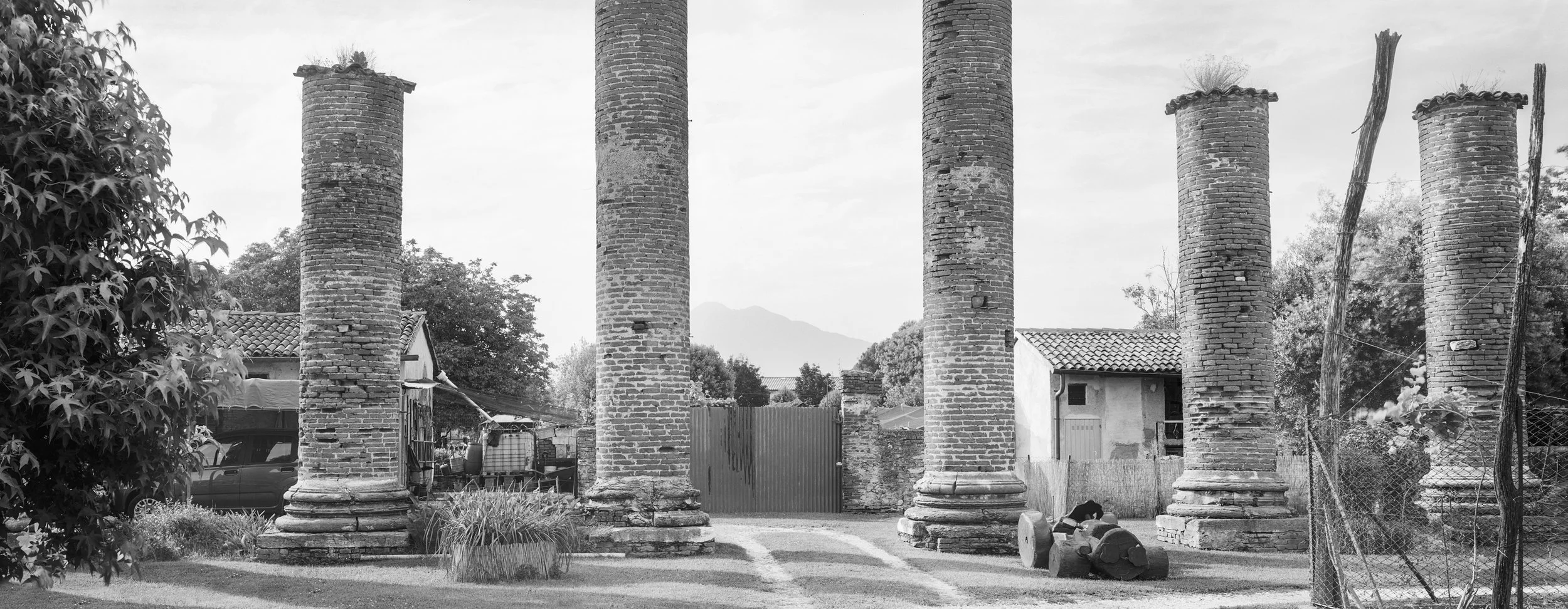 58-59 PD24266_Villa Porto ZKlac sFINAL copy.jpg