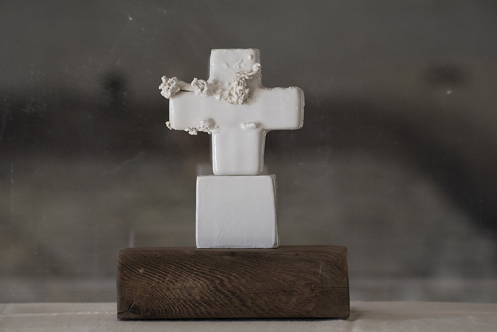 1- Croix blessée - 30 x 35  cm porcelaine émaillée, bois - € 1 400.jpg