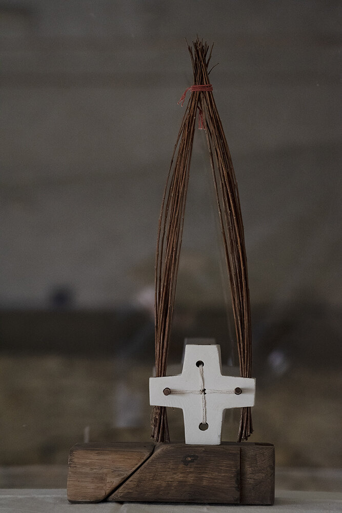 6_croix dans la mandorle - 70 x 31 cm - porcelaine, osier, cordelette, bois - € 1 200.jpg