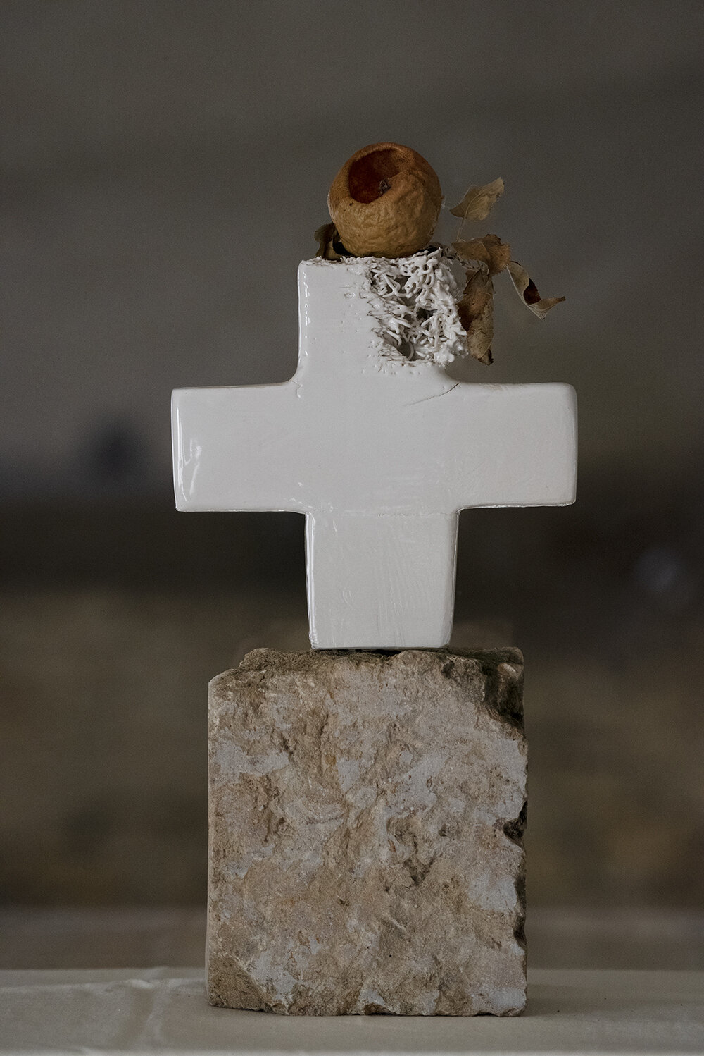 9_croix sur pierre- 25 x 55 cm - porcelaine, pomme, calcaire - € 1 800.jpg